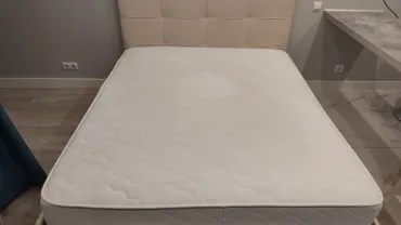 Matras vóór en na professionele matrasreiniging door Aurora Service — Na