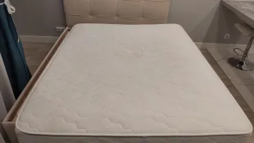 Matras vóór en na professionele matrasreiniging door Aurora Service — Voor